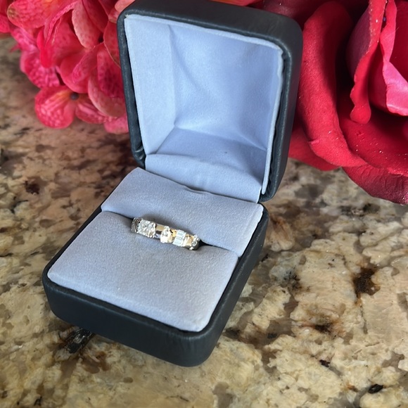 Princess cut. Diamond. Engagement Ring - Picture 8 of 16